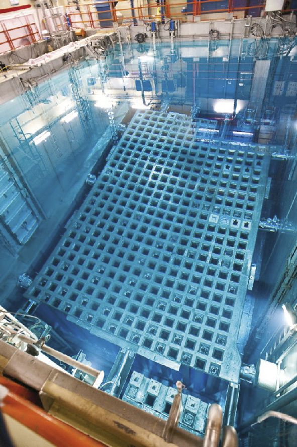 La piscine du bâtiment réacteur. Lorsqu'on charge le combustible de la centrale, l'uraniuml 235, la piscine doit être remplie d'eau borée pour faire office de bouclier face aux radiations très puissantes. La cuve qui contient l'uranium se trouve au fond de la pisicne.