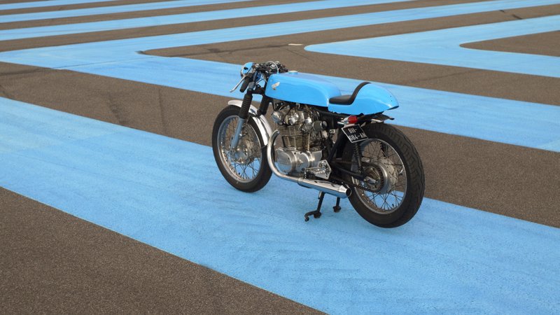 Honda 450 DOCH Blue Line, 2012 – Vue de la moto sur le tournage du film “Blue Line”, circuit Paul Ricard © Jean-Baptiste Sauvage