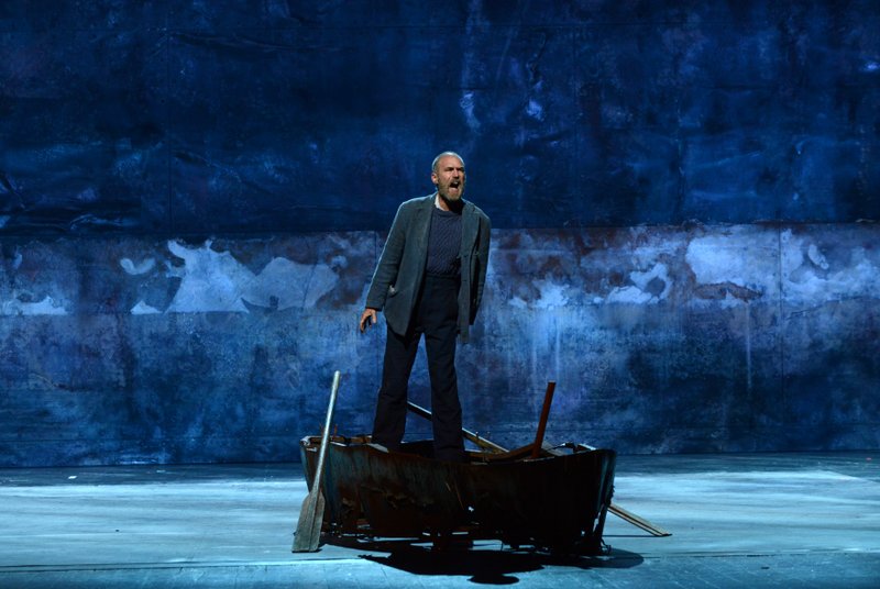 Alan Oke dans “Peter Grimes” de Benjamin Britten, mis en scène par Yoshi Oida © Jean-Pierre Maurin