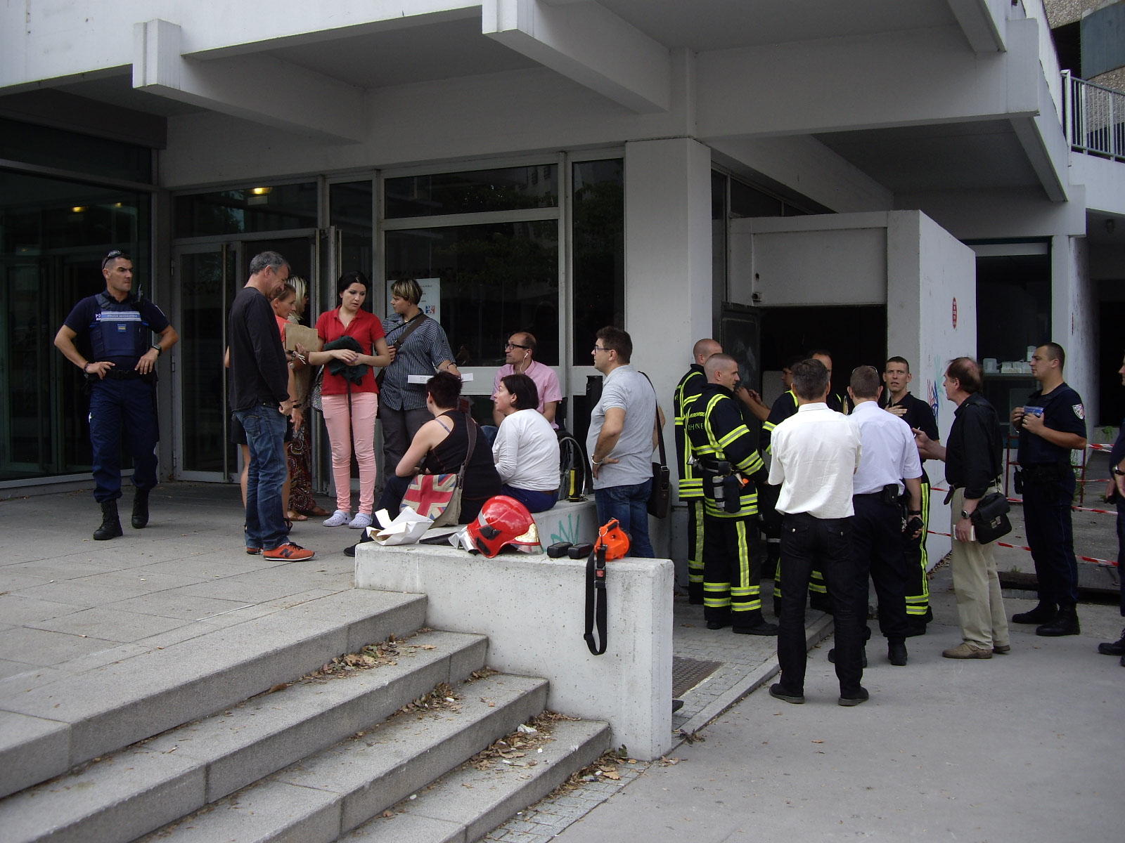 Pompiers, policiers et équipes d'ERDF s'affairent pour relancer l'électricité aux Halles, après l'accident survenu mardi vers 15 h ()