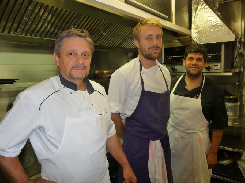 Alain Vigneron (à g) et deux des six autres cuisiniers du restaurant