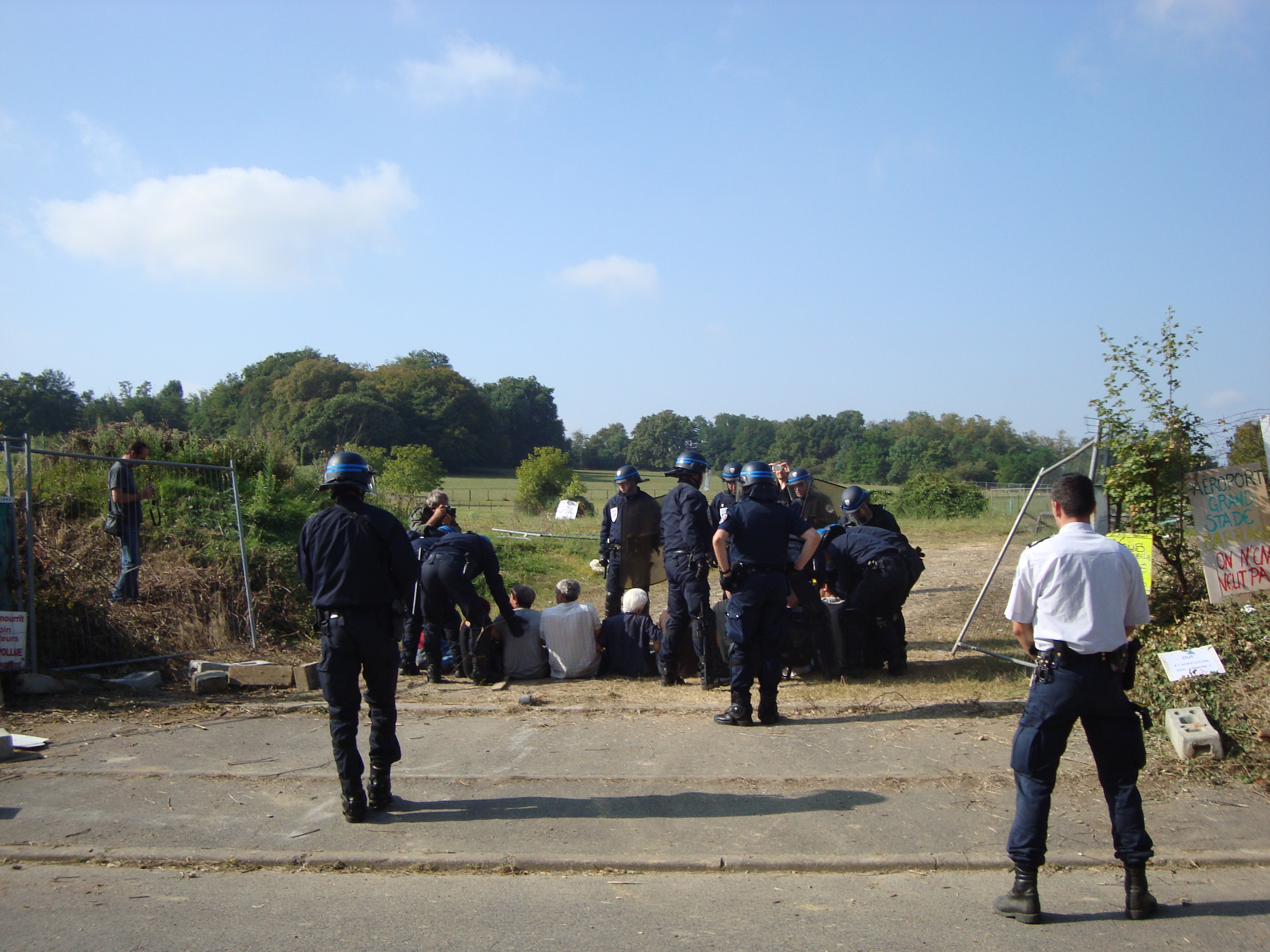 Des militants anti-Grand Stade sont expulsés du chantier de l'accès sud, le 8 septembre 2014