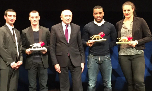 Yann Cucherat (à gauche) et Gérard Collomb avec les lauréats des Lions du sport 2014, le 3 février 2015, à l’opéra de Lyon © Lyon Capitale