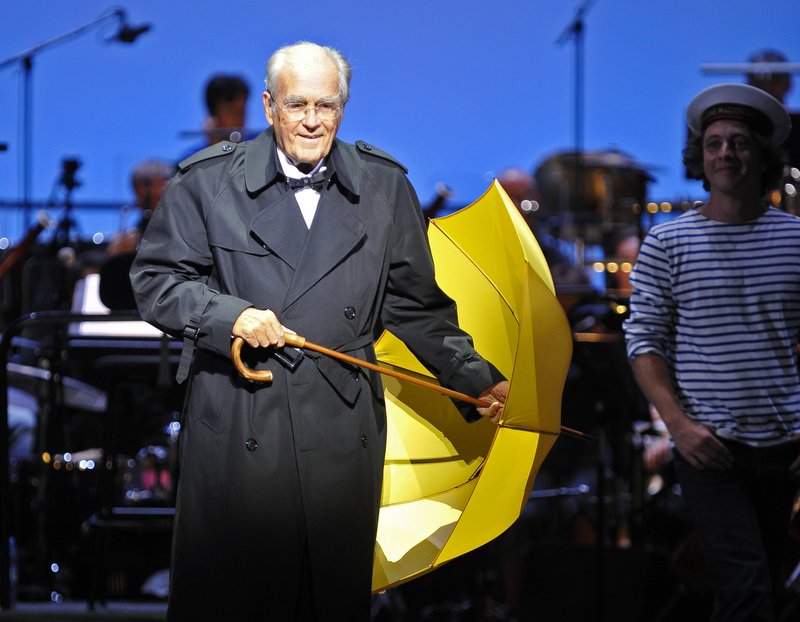 Michel Legrand, sur la scène du Châtelet à Paris lors de la création des “Parapluies de Cherbourg” en septembre 2014 © DR