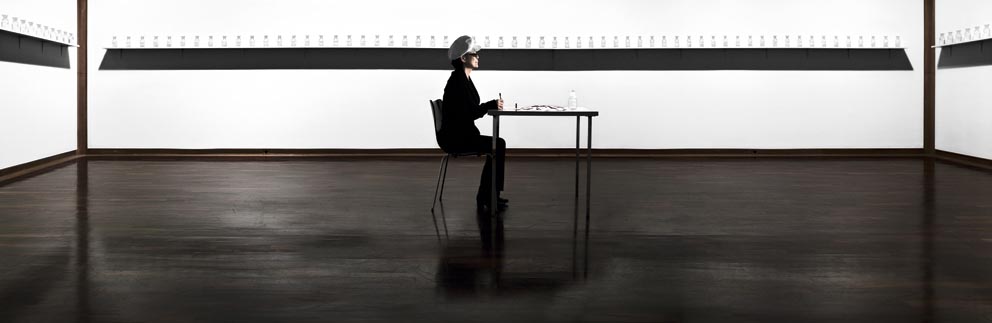 L’artiste dans son installation We Are All Water, “Yoko Ono: Between the sky and my head”, au Kunsthalle de Bielefeld (Allemagne), en 2008 © Stephan Crasneanscki (Courtesy de l’artiste)