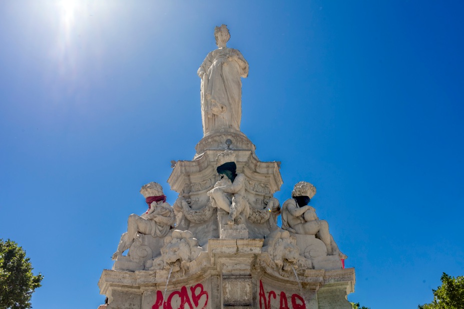 La fontaine de la place maréchal Lyautey après la manifestation contre la Loi Travail