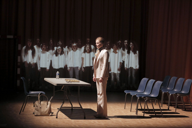 Isabelle Carré dans “Honneur à notre élue” de Marie N'Diaye – Mise en scène Frédéric Bélier-Garcia © Pascal Victor / ArtComPress