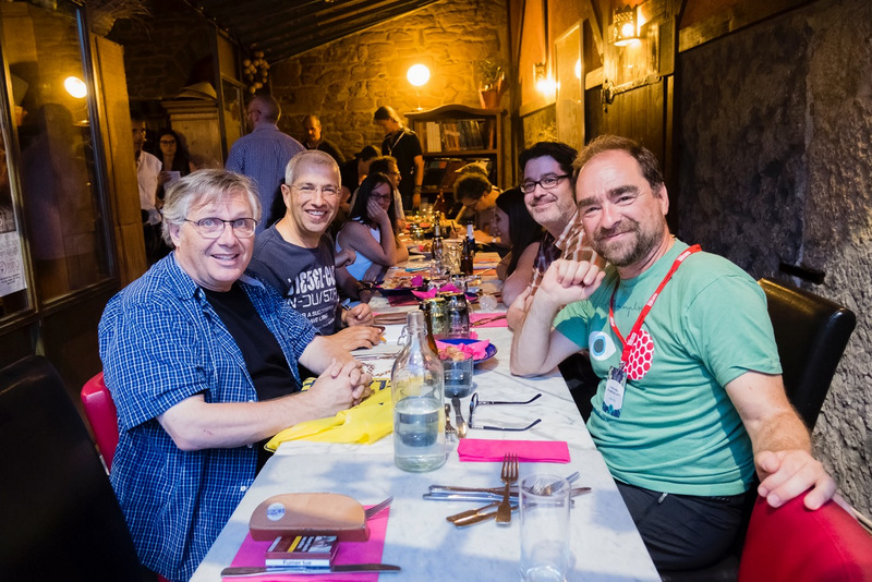 Scott McCloud (au premier plan à gauche), Michel Rabagliati (en face), Thomas Louis Côté (2e plan à droite) et Silvio Camboni (en face), à la table des 7 Péchés du Plateau – Lyon, le 8 juin 2017 © Tim Douet