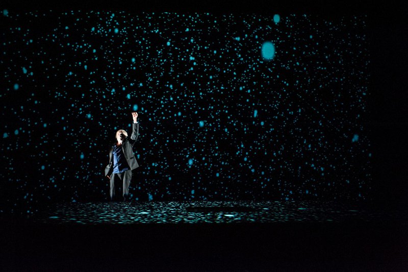 Pierre Richard dans “Petit éloge de la nuit” d’Ingrid Astier – Mise en scène Gérald Garutti © Pauline Maillet