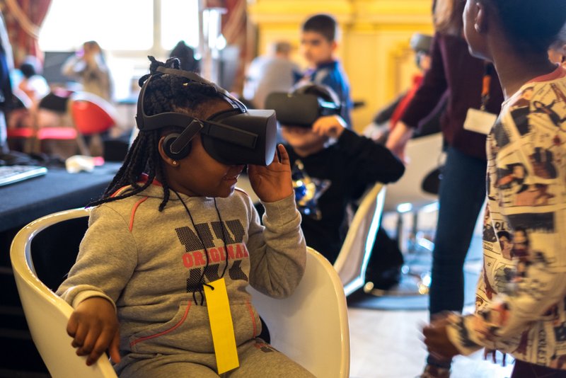Enfants utilisant des casques de réalité virtuelle pour accéder à l’univers de la danse © Maison de la danse
