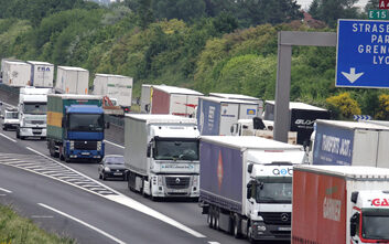 Un chauffeur routier a été surpris en train de transporter 117 kg de cannabis dans son camion au nord de Lyon.