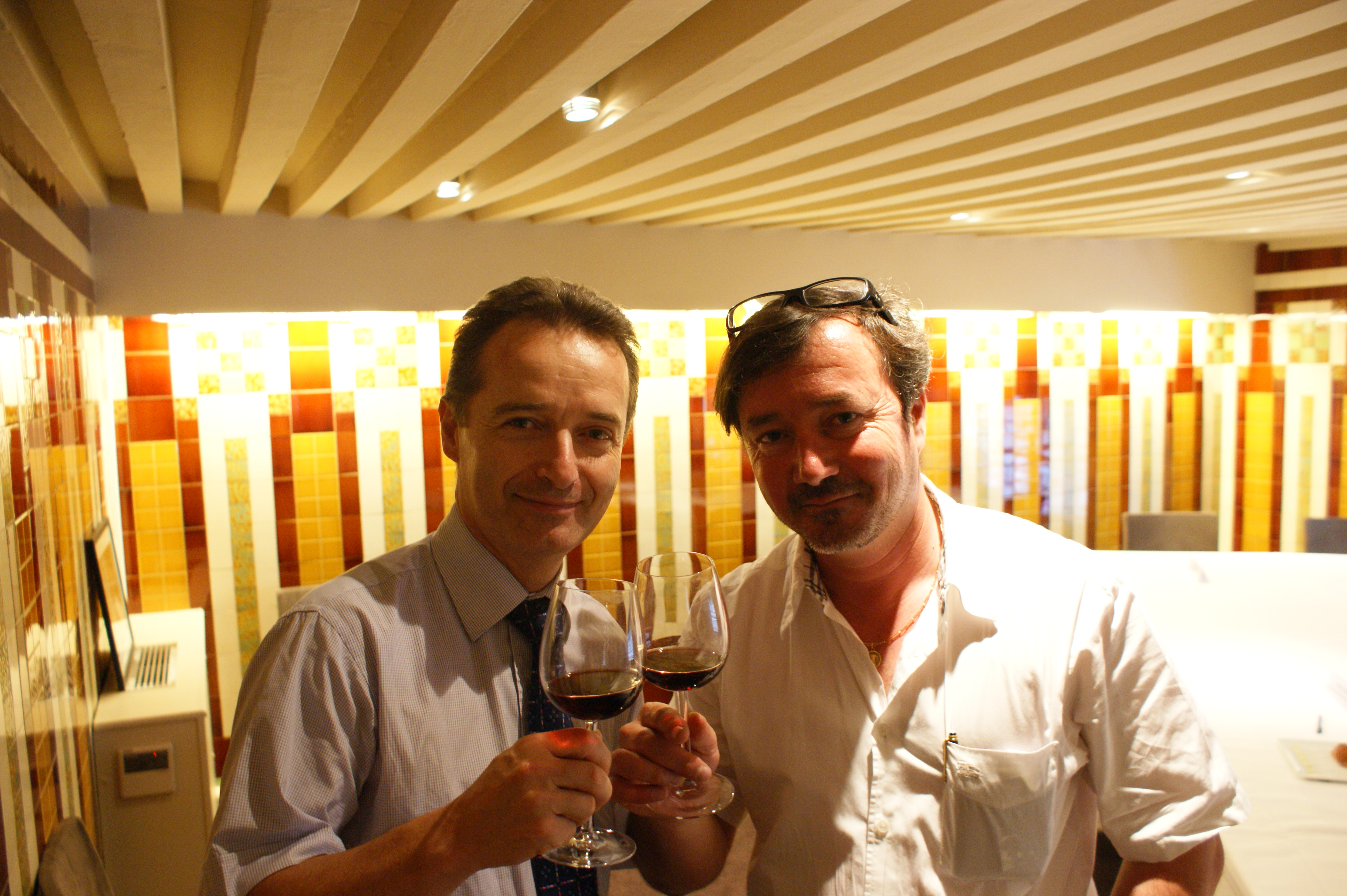 Le verre de l'amitié : Jean Bourjade de l'Inter Beaujolais et Christian Paly de l'Inter Rhône Le verre de l'amitié : Jean Bourjade de l'Inter Beaujolais et Christian Paly de l'Inter Rhône