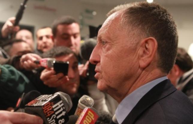 aulas-devant-les-medias () aulas-devant-les-medias ()