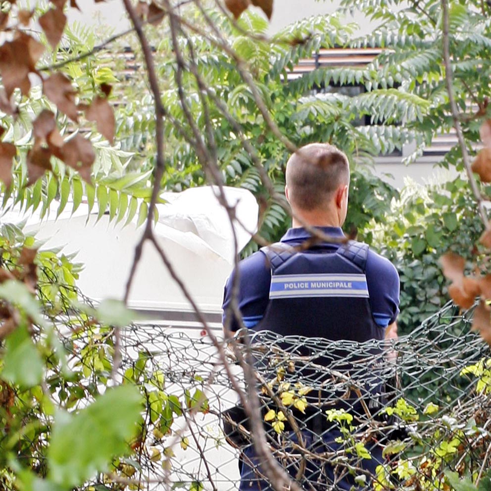 un policier vu de dos ()