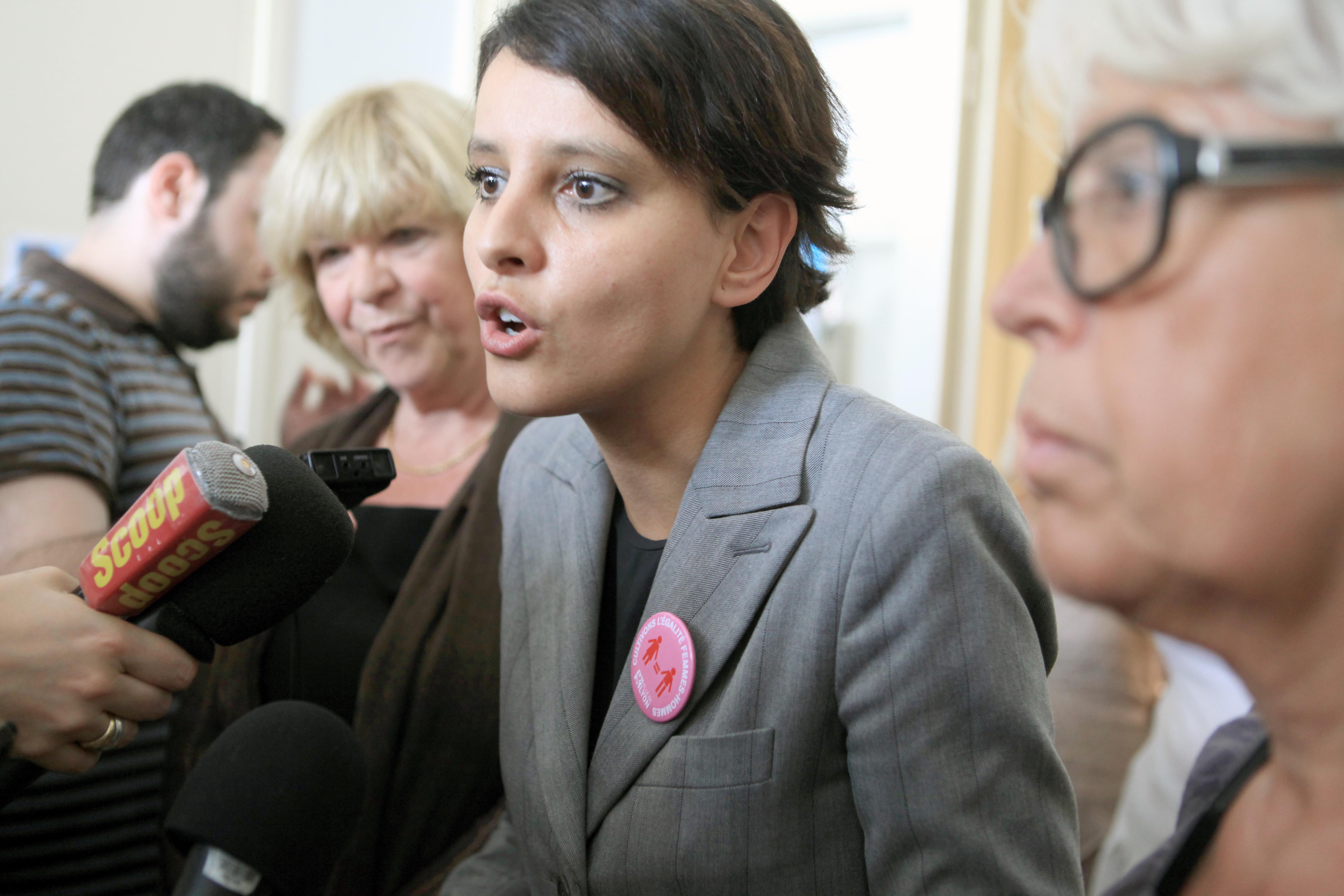 Najat Vallaud-Belkacem, à Lyon en 2012, lors de la visite à une association d’aide aux femmes battues