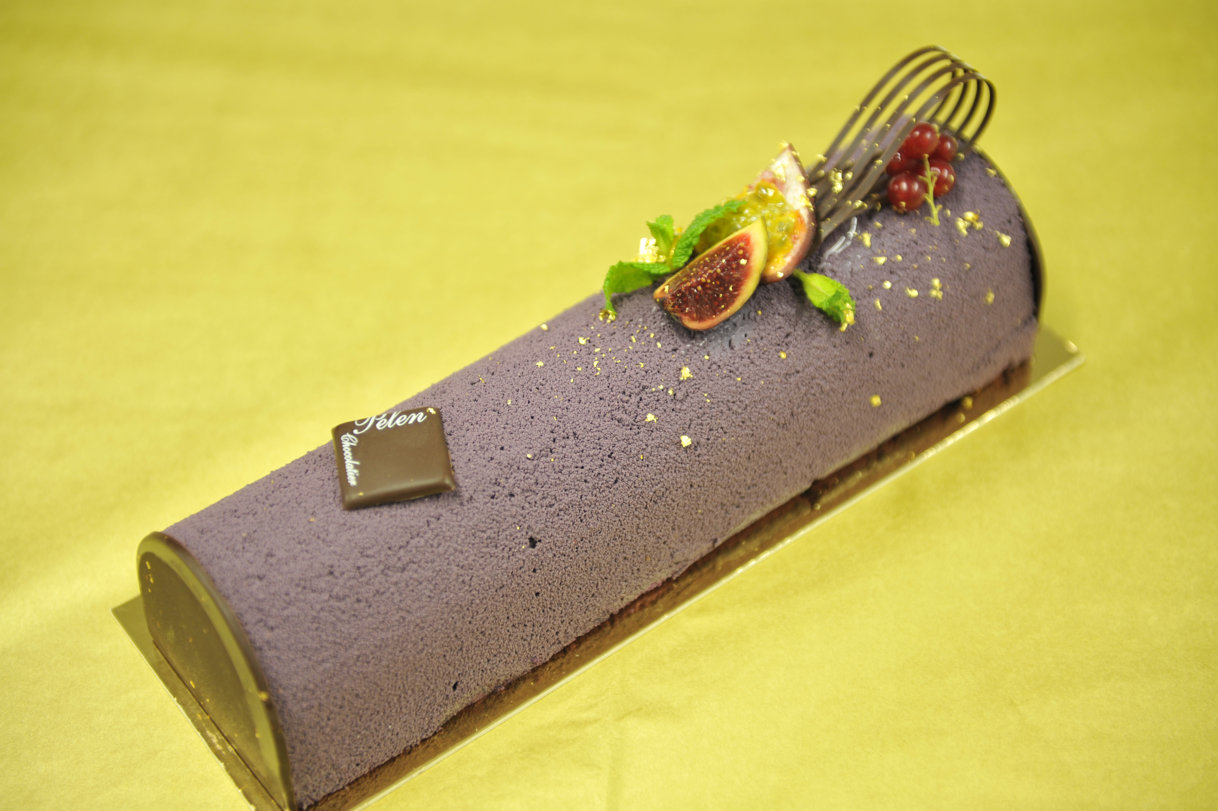 Violette : un dessert de fêtes aux fruits rouges et à la violette 