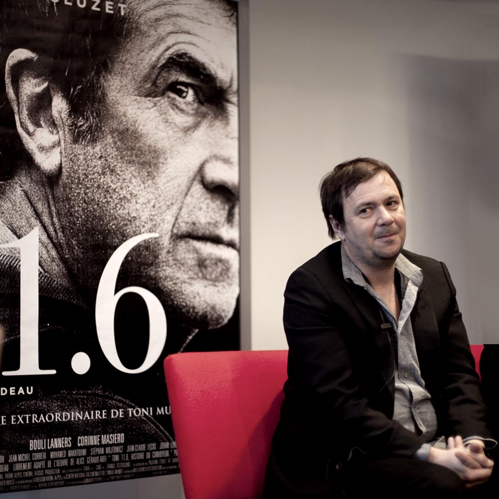 Le réalisateur, Philippe Godeau, devant l'affiche du film © Tim Douet