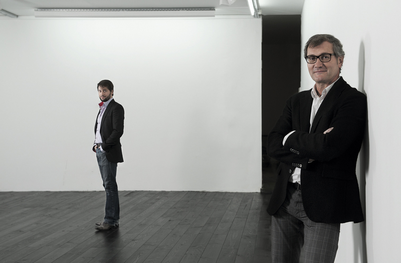Olivier Houg et son fils Romain (à l’arrière-plan) dans leur galerie lyonnaise de la rue Auguste-Comte © DR