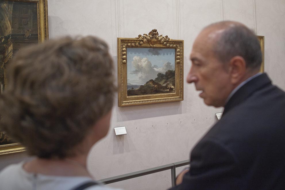 Gérard Collomb et la conservatrice du musée des Beaux-Arts Sylvie Ramond, devant “Le Rocher”, l’un des deux tableaux de Fragonard acquis par le musée