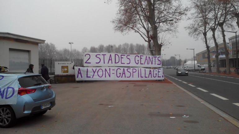 Manifestation opposants Grand stade