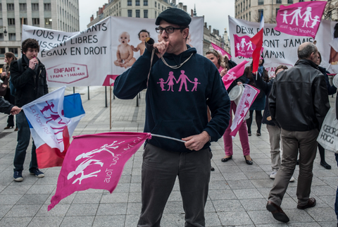 Manif-contre-le-mariage-pour-tous-a-l-occasion-de-l-ouverture-des-debats-au-Senat_image-gauche