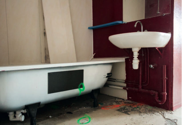 Identification de la présence d’amiante dans une salle de bains © Elise Julliard
