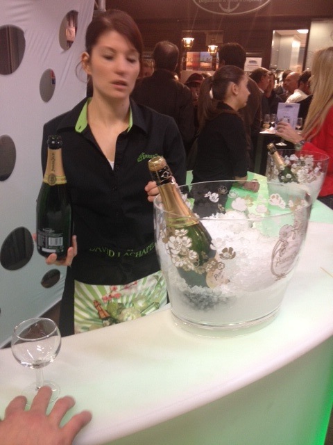 1 000 bouteilles de Perrier-Jouët bues, une demi par tête 1 000 bouteilles de Perrier-Jouët bues, une demi par tête