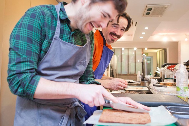 Mathieu-Rostaing-Tayard et Guillaume Monjuré (Palégrié), autre Jedi de la cuisine d'auteur lyonnais. Ici, à quatre mains à l'Atelier Nespresso, en off du Sirha, en janvier 2013 à Lyon.