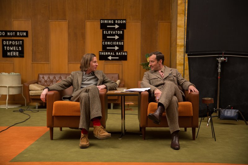 Wes Anderson et Jude Law, réalisateur et acteur de “The Grand Budapest Hotel” © Twentieth Century Fox France Wes Anderson et Jude Law, réalisateur et acteur de “The Grand Budapest Hotel” © Twentieth Century Fox France