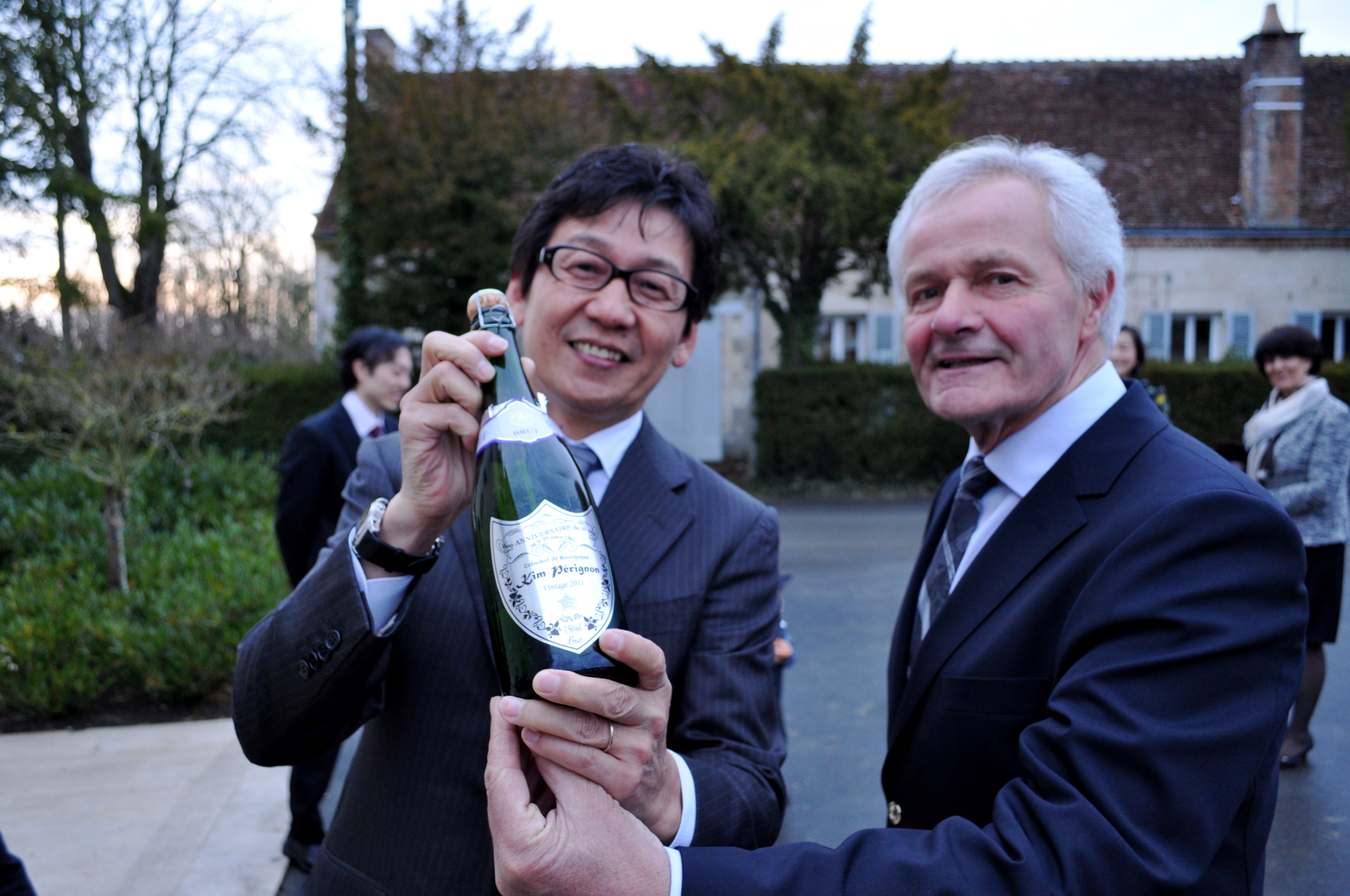 Masami Kimura, patron des Au 14 Février, avec le maire de Saint-Amour, dans le Beaujolais