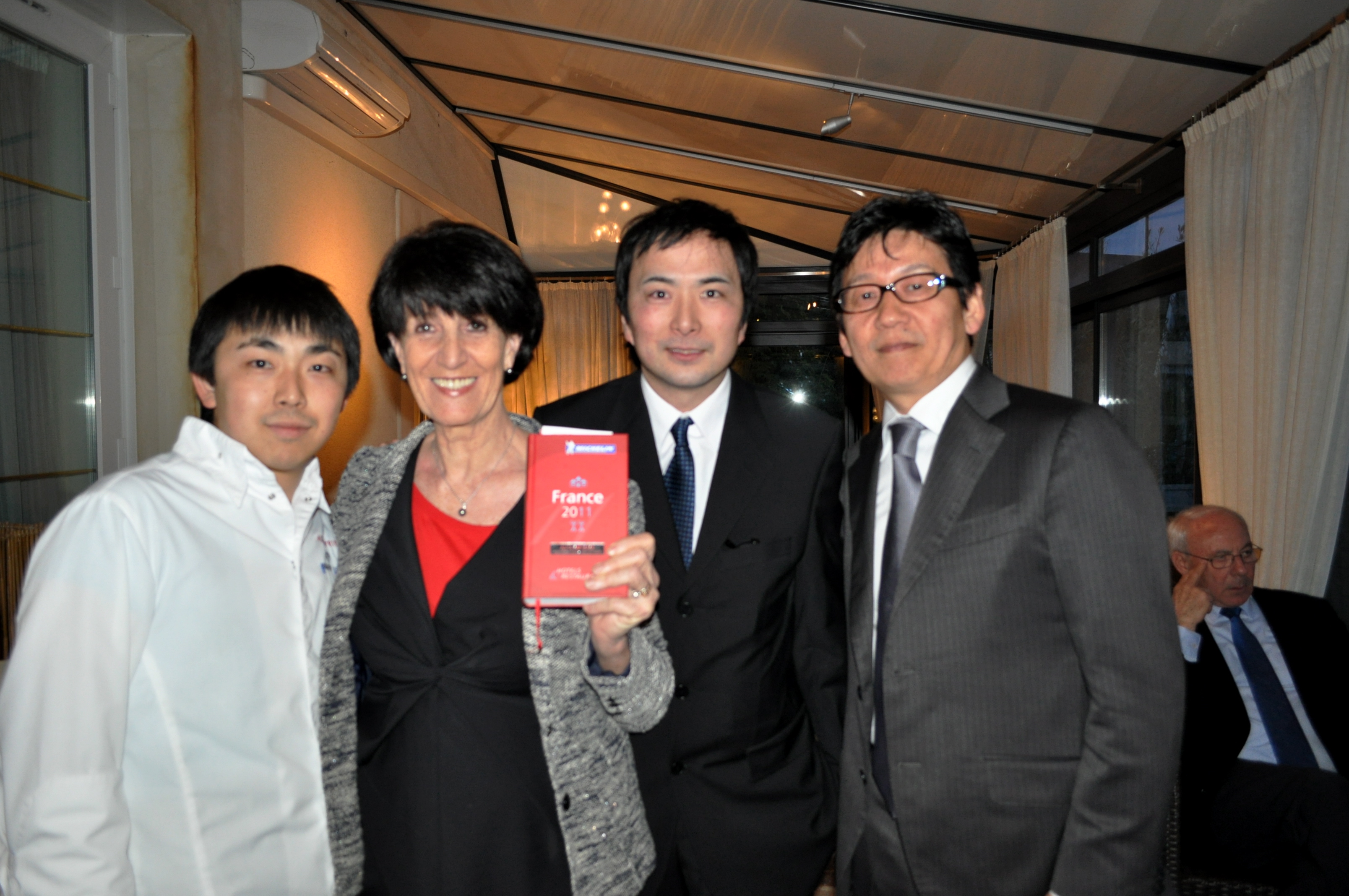 Masami Kimura, patron des Au 14 Février (à droite) avec Tsuyoshi Arai, chef de la table du Vieux-Lyon, l'épouse du maire de Saint-Amour et  Masafumi Hamamo, chef à Saint-Amour (anciennement à Saint-Valentin)