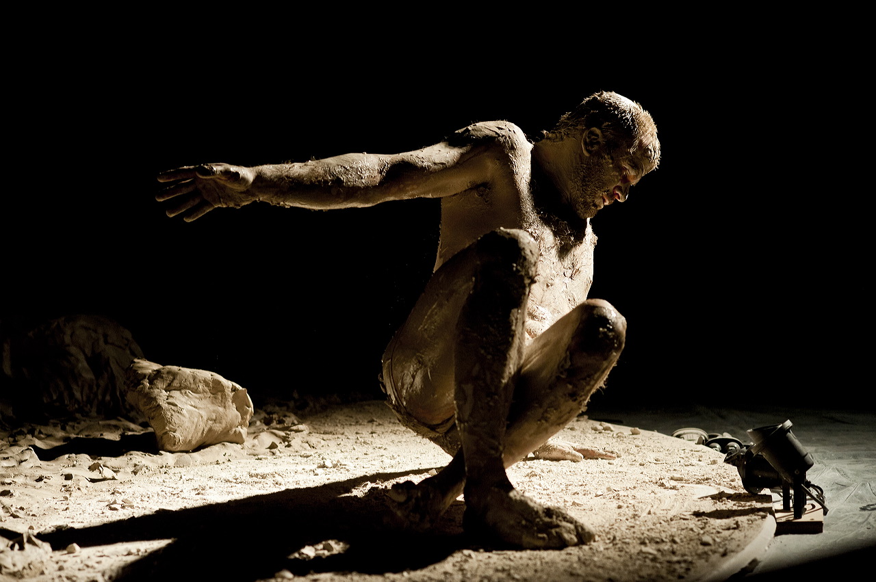 L’Homme de boue, création de la Cie La Scabreuse © Romain Etienne
