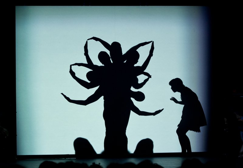 Shadowland, de la Cie Pilobolus © Emmanuel Donny