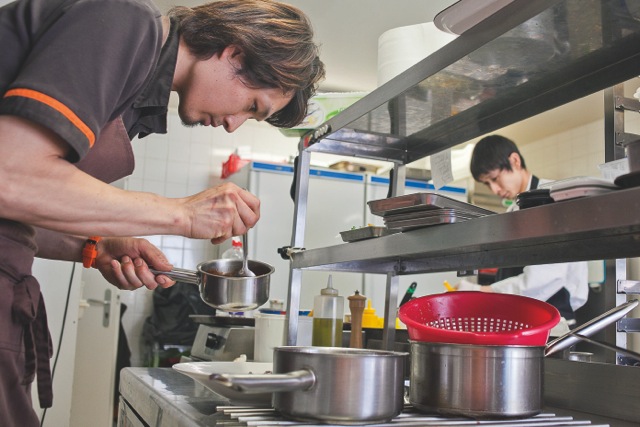 Le chef Satoshi Umezawa : un visuel, des textures disparates et trois goûts au maximum. La règle de 3 portée à son acomée@Tim Douet Le chef Satoshi Umezawa : un visuel, des textures disparates et trois goûts au maximum. La règle de 3 portée à son acomée@Tim Douet