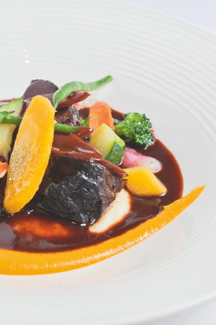 Joue de boeuf et salsifis braisés au vin rouge, purée de carotte, légumes de saison (choiu-fleur, radis, haricots verts, courgettes, rutabaga, carotte jaune)@Tim Douet