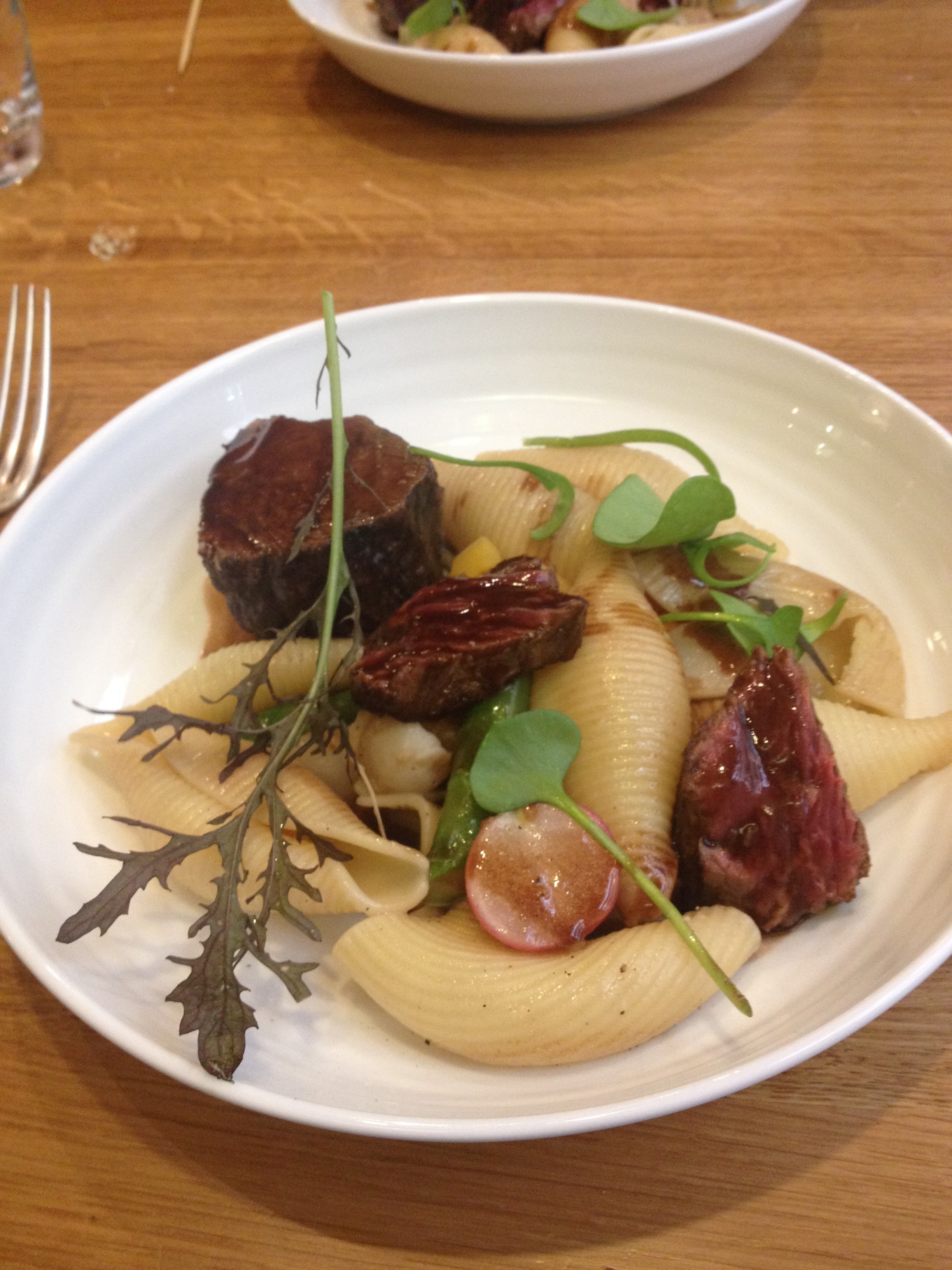 Paleron de charolais confit au merlot, conchiglie et asperges