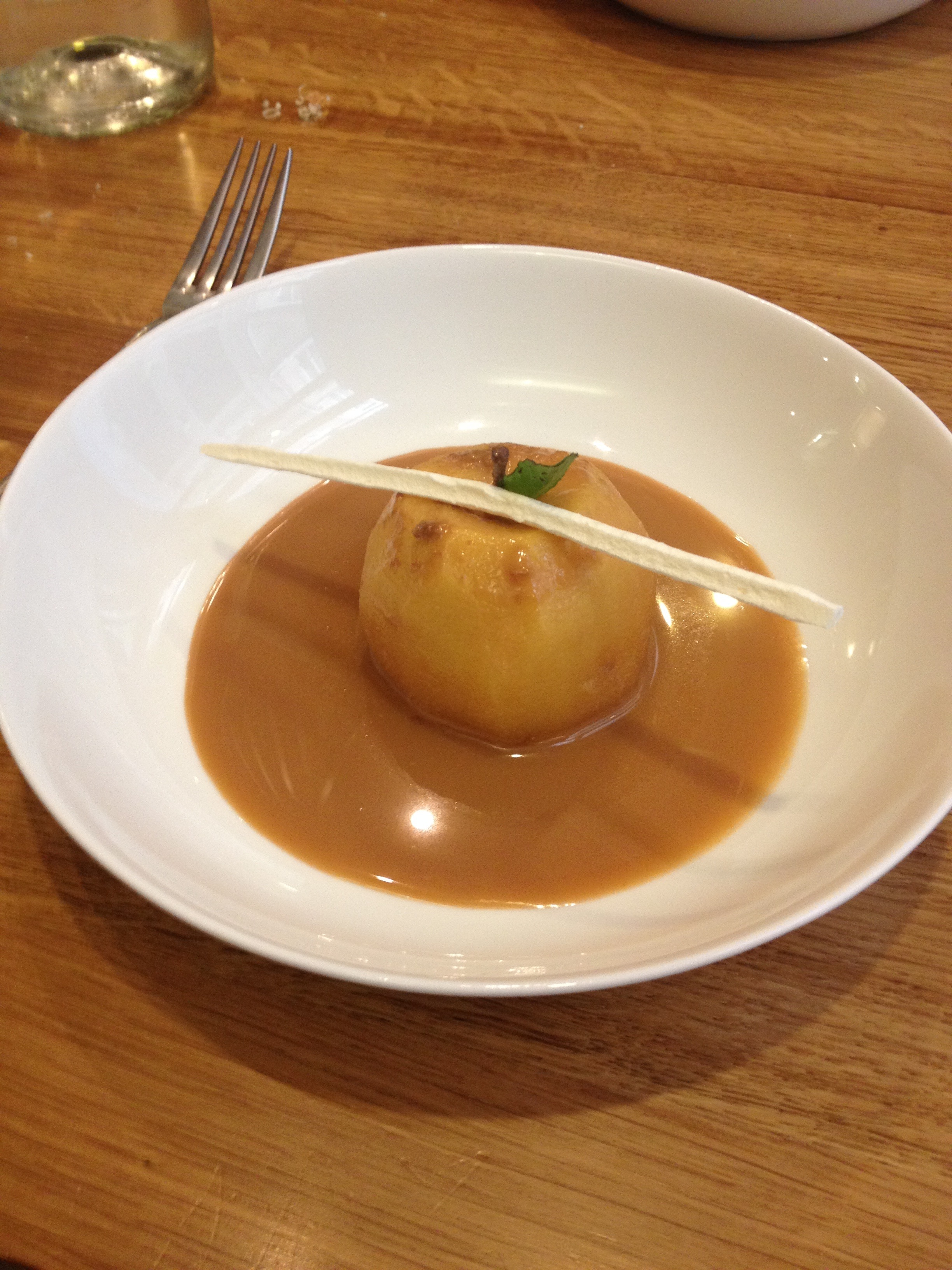 Pomme rôtie au caramel, mousse de fromage de chèvre.