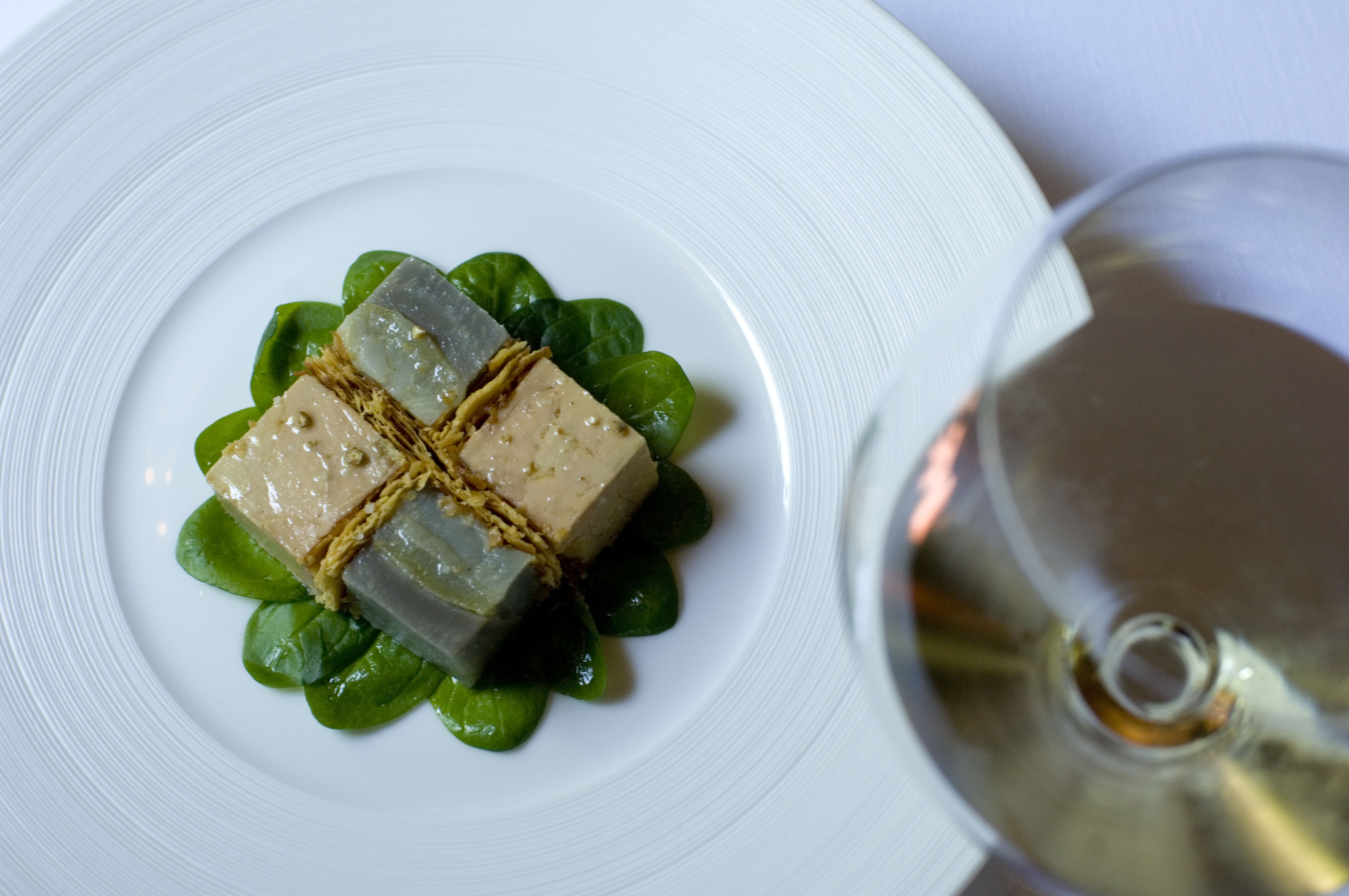 Duo de foie gras et artichaut, salade de mâche et huile d'olive Duo de foie gras et artichaut, salade de mâche et huile d'olive