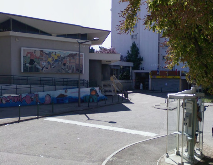 Ecole de Cirque de Lyon () Ecole de Cirque de Lyon ()