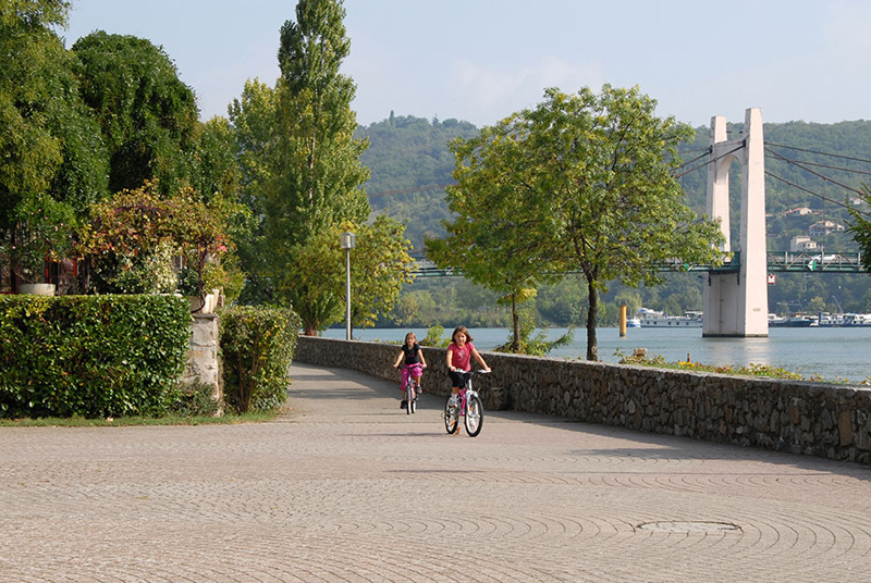 ViaRhôna - Enfants à vélo sur les quais du Rhône - Condrieu © Rhône-Alpes Tourisme - M. Rougy