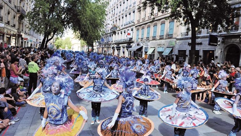 Défilé de la Biennale de la danse 2010, rue de la République © Stéphane Rambaud