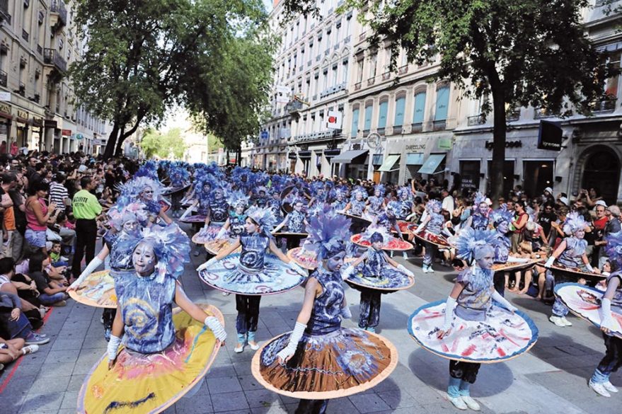 Défilé de la Biennale de la danse 2010, rue de la République © Stéphane Rambaud