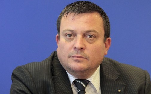 7770488086_dominique-martin-tete-de-liste-fn-a-cluses-haute-savoie-ici-le-1er-septembre-2010-a-demande-l-exclusion-du-fn-d-un-de-ses-colistiers () 7770488086_dominique-martin-tete-de-liste-fn-a-cluses-haute-savoie-ici-le-1er-septembre-2010-a-demande-l-exclusion-du-fn-d-un-de-ses-colistiers ()