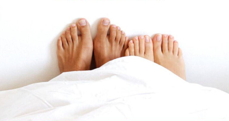 Paire de pieds au lit