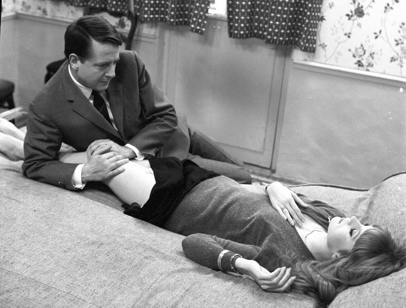 Jean Dessailly et Françoise Dorléac dans “La Peau douce” de François Truffaut © Raymond Cauchetier