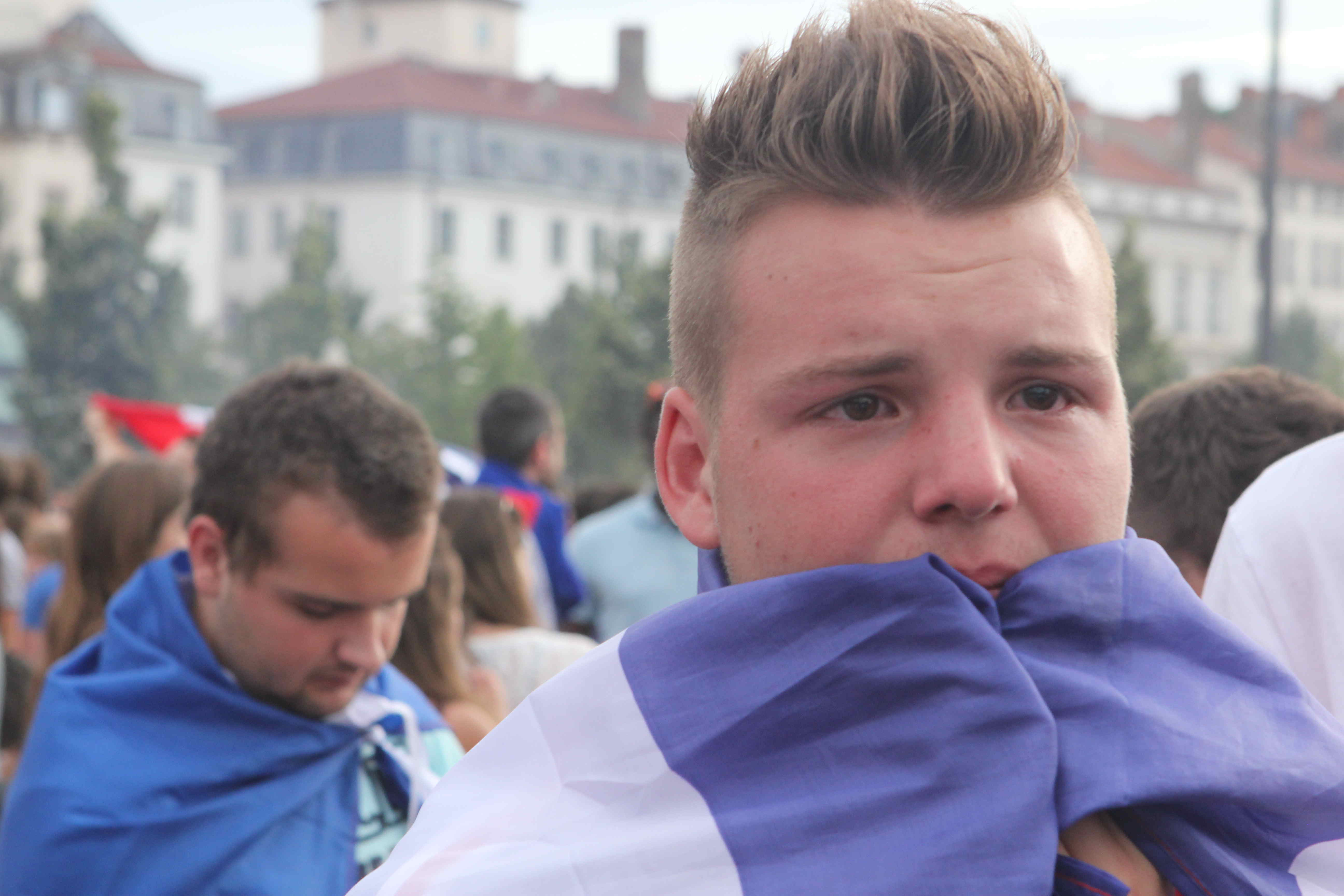 Un supporter français déçu après France-Allemagne (0-1) diffusé place Bellecour