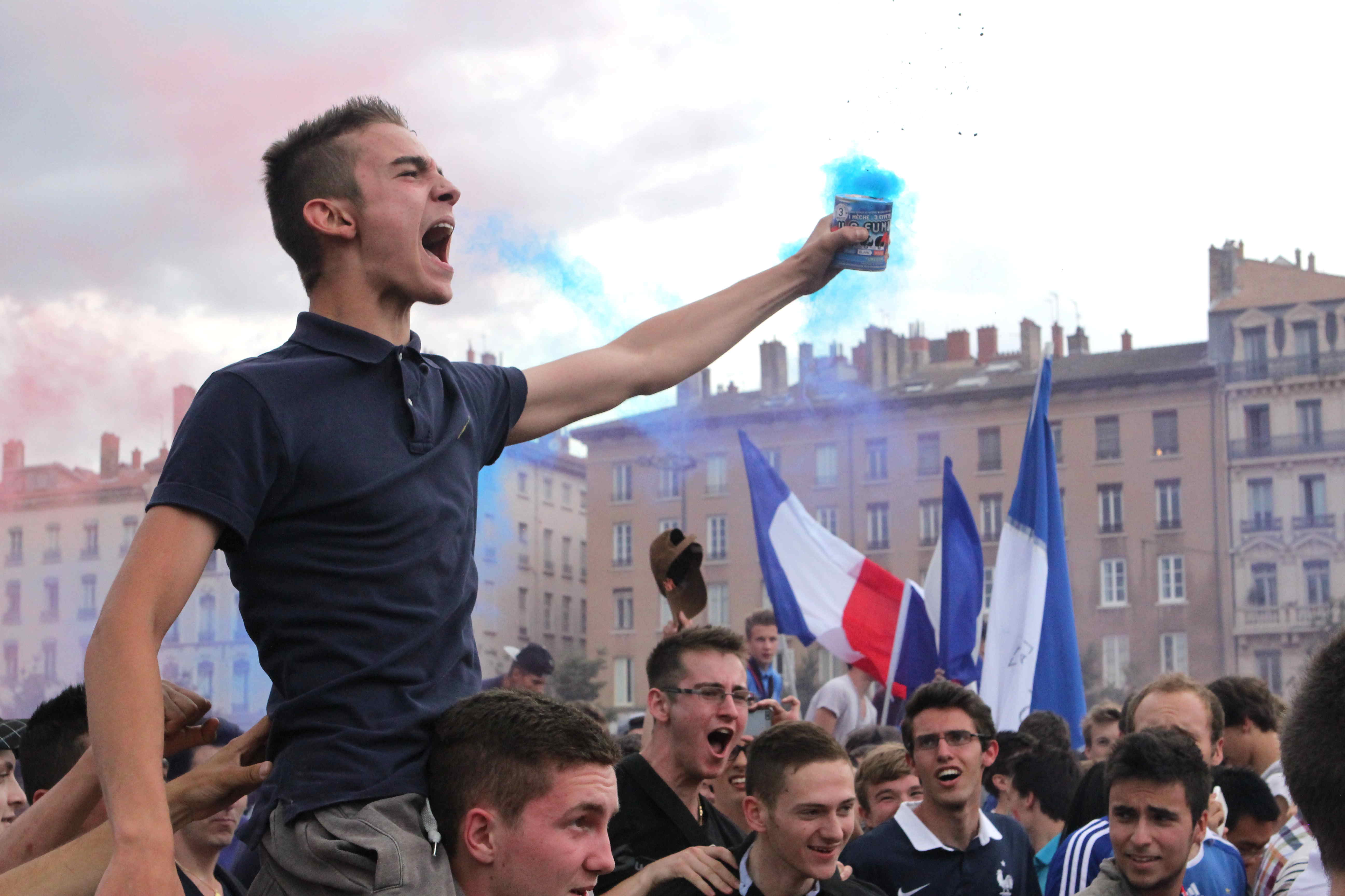 Un supporter chante place Bellecour devant France-Allemagne (0-1)