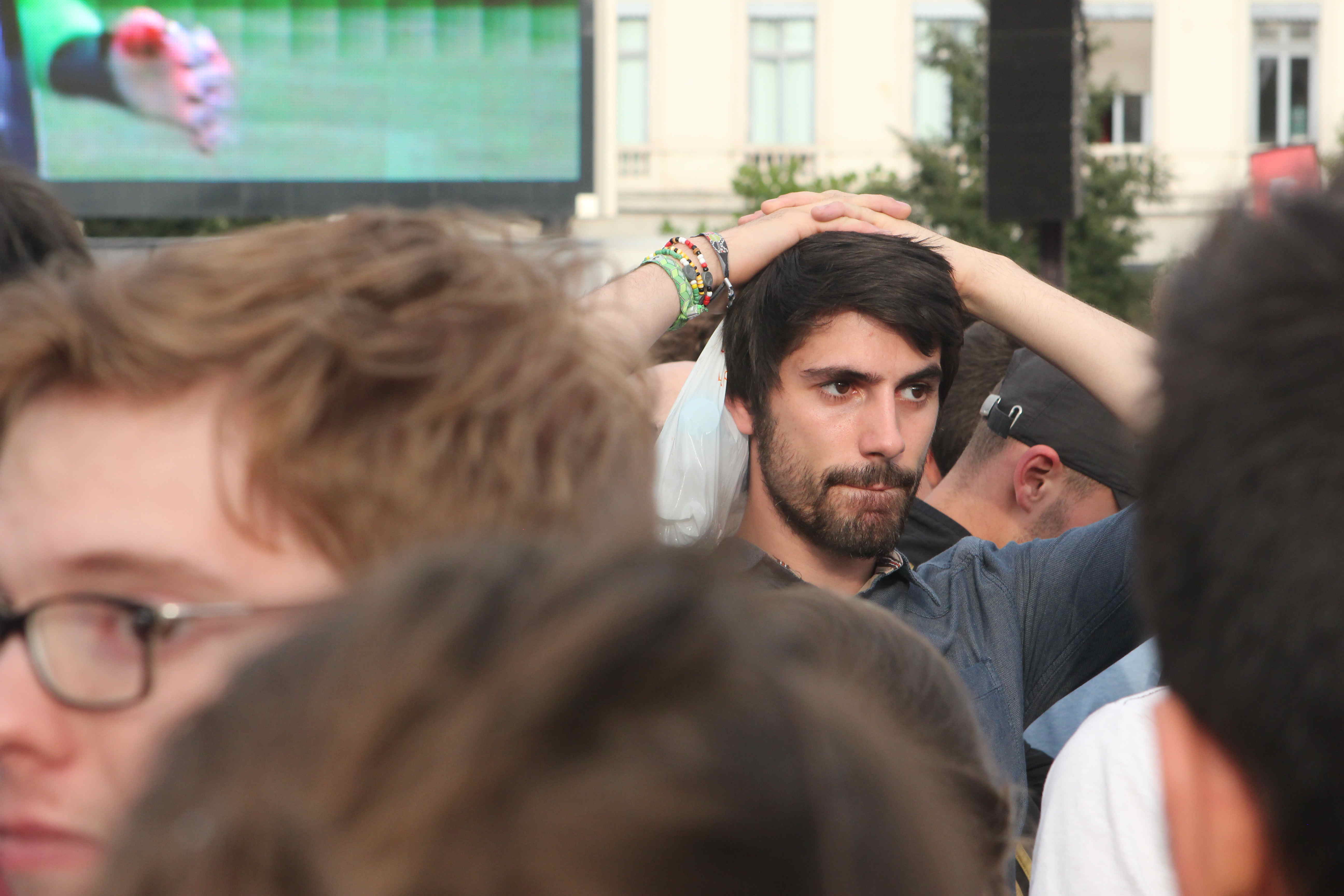 Un supporter français déçu après France-Allemagne (0-1) diffusé place Bellecour