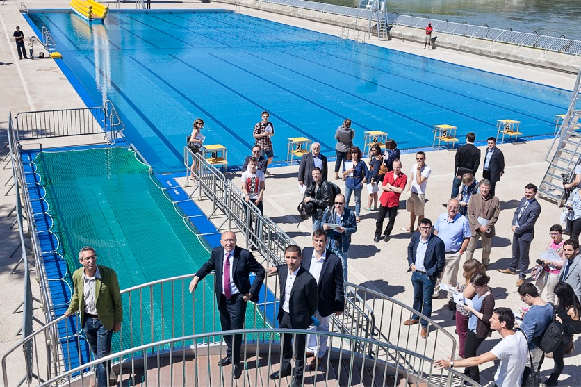 Gérard Collomb et son adjoint aux sports Yann Cucherat, sur le ponton du couloir d’eau menant au bassin sud