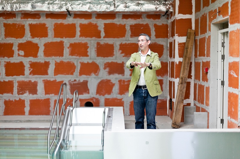 Luis Riggiardo, architecte du projet, dans l’entrée couverte (en travaux) du bassin sud, relié par le canal de nage